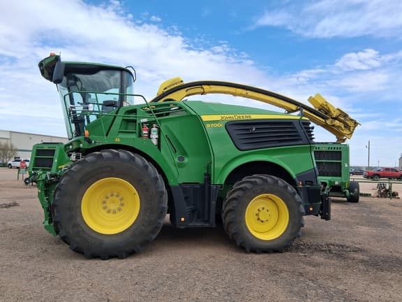 Image of John Deere 9700 equipment image 1