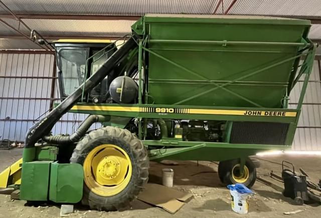 Image of John Deere 9910 equipment image 3
