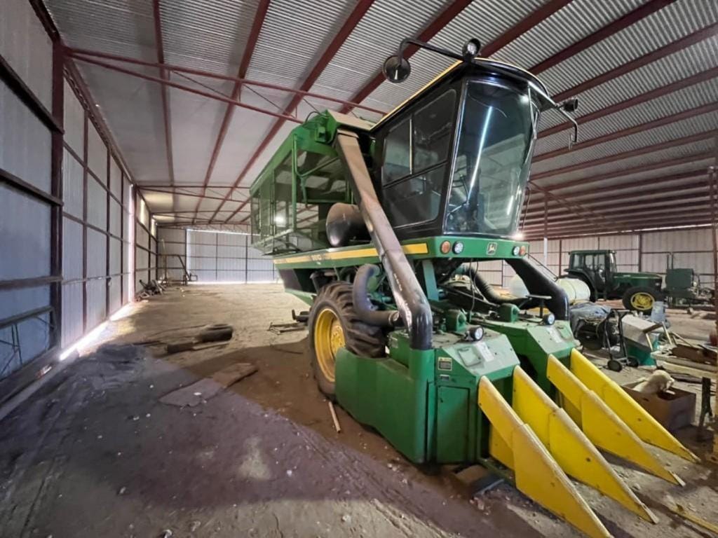 John Deere 9910 Equipment Image0