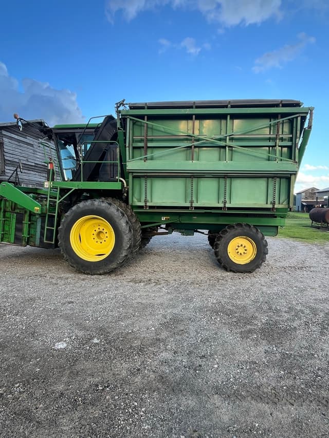 Image of John Deere 9960 equipment image 2
