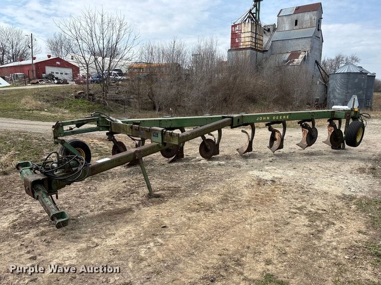John Deere 2700 Equipment Image0