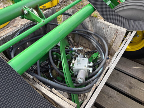 Image of John Deere A520R equipment image 4
