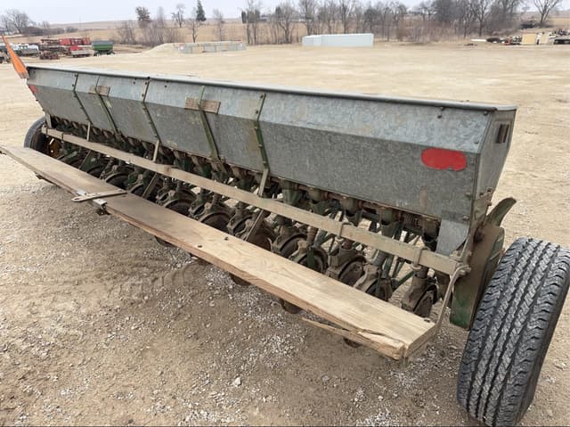 Image of John Deere B equipment image 2