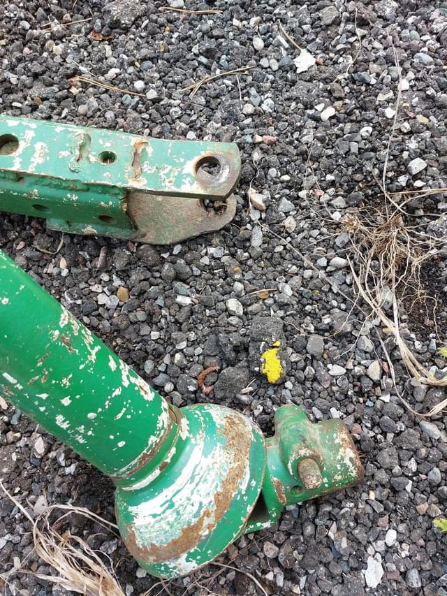 Image of John Deere 127 equipment image 3