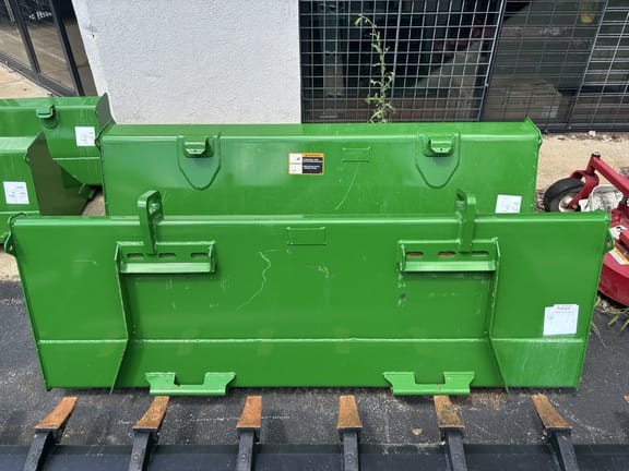 John Deere Bucket Equipment Image0