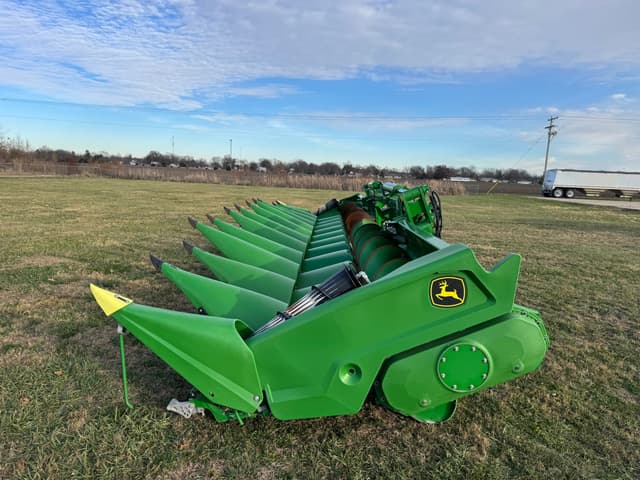 Image of John Deere C12F equipment image 3