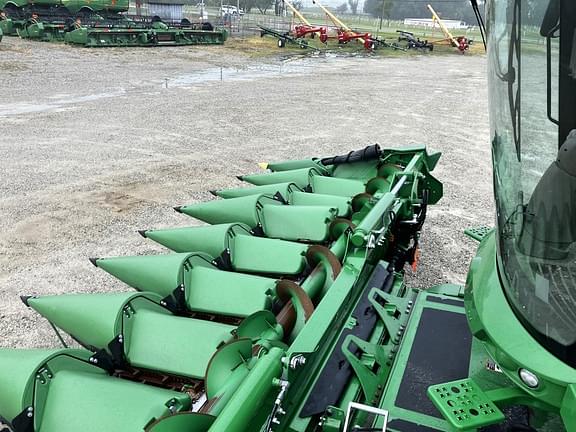 Image of John Deere C12F equipment image 4