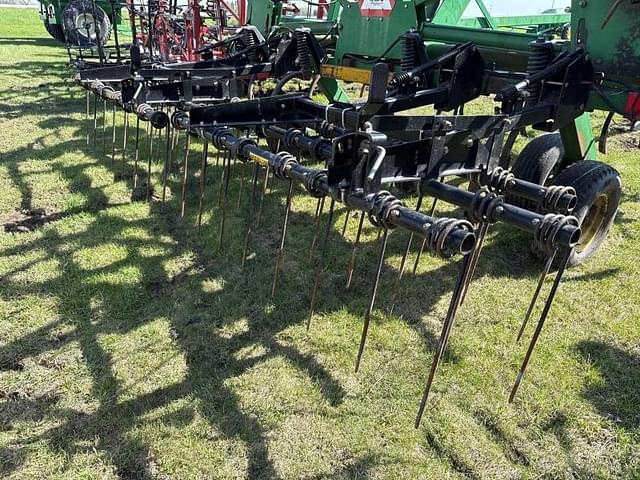 Image of John Deere 680 equipment image 4