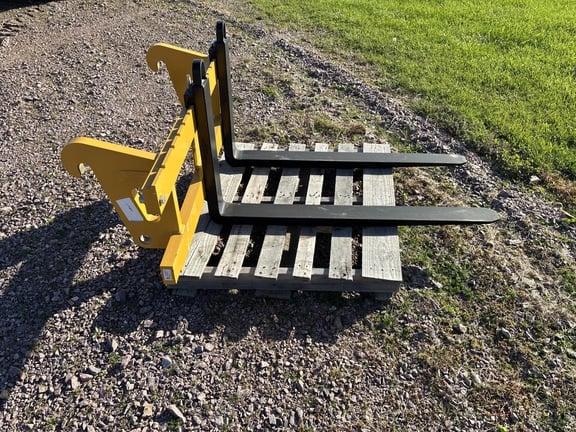 John Deere Pallet Forks Equipment Image0