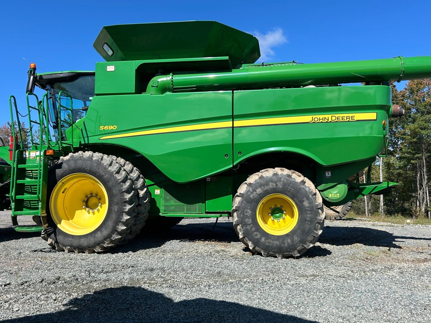 John Deere S690 Equipment Image0