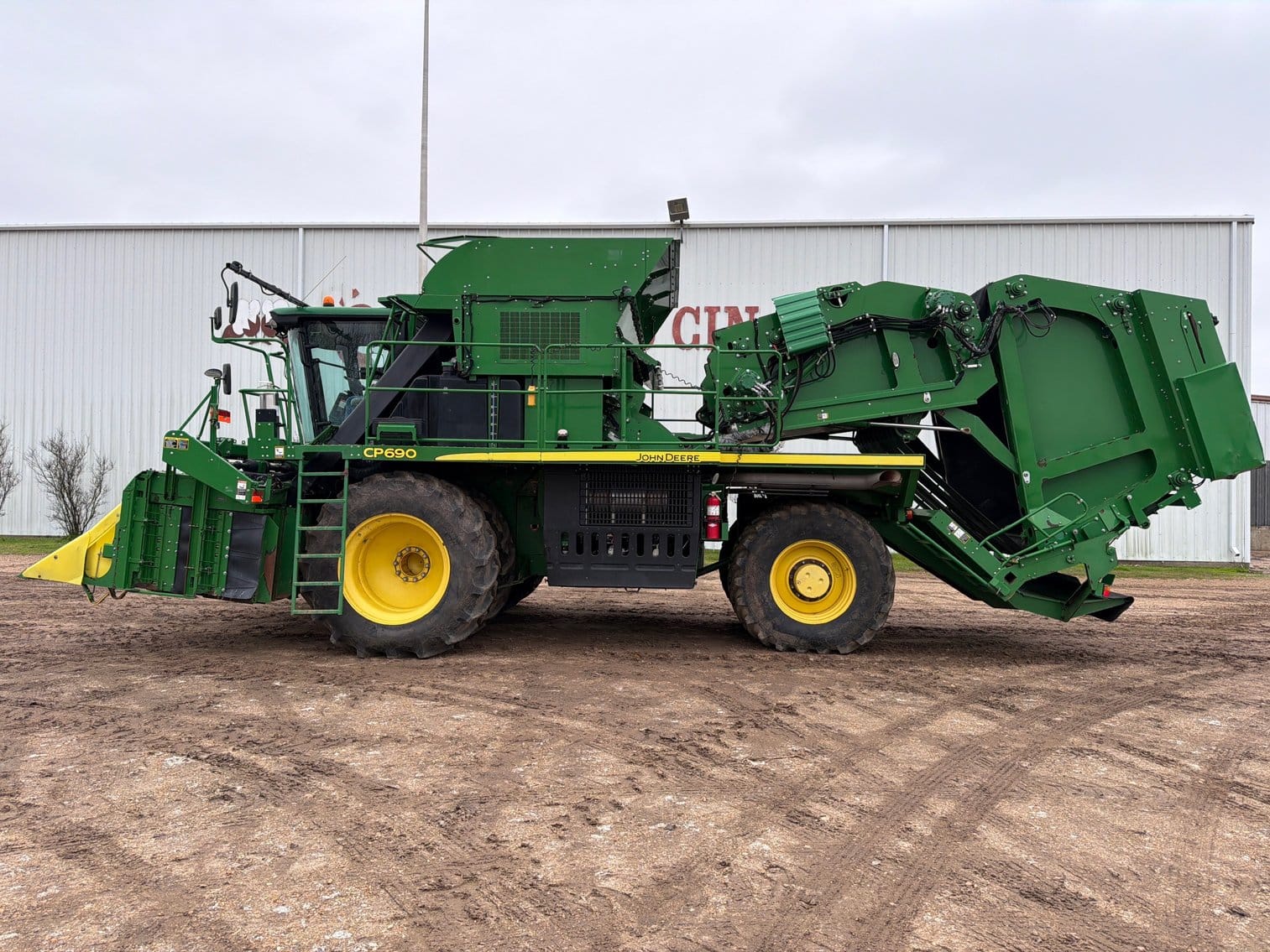 John Deere CP690 Equipment Image0
