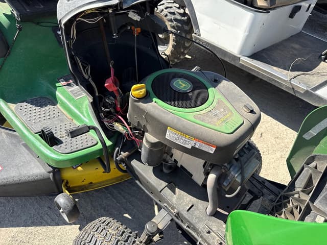 Image of John Deere D110 equipment image 4