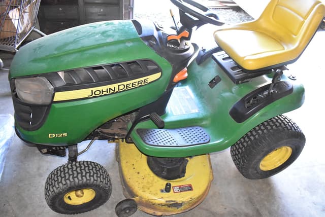Image of John Deere D125 equipment image 3