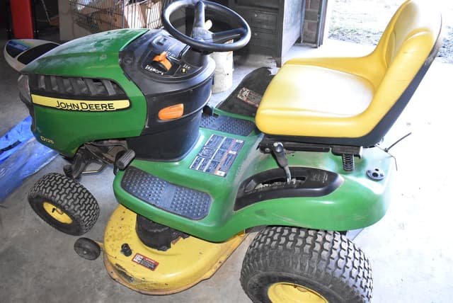 Image of John Deere D125 equipment image 2