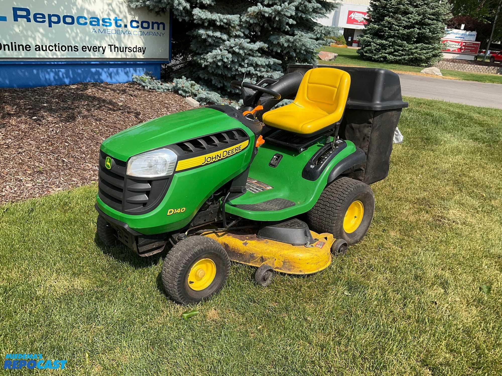 Main image John Deere D140