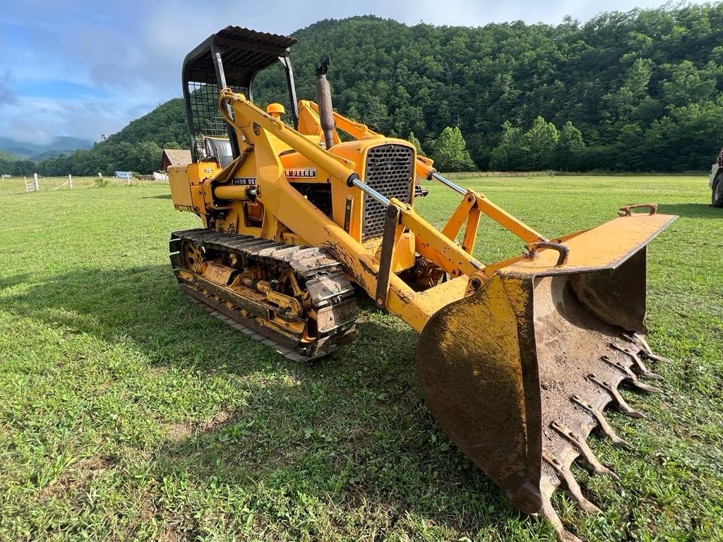 Image of John Deere 810 Primary image