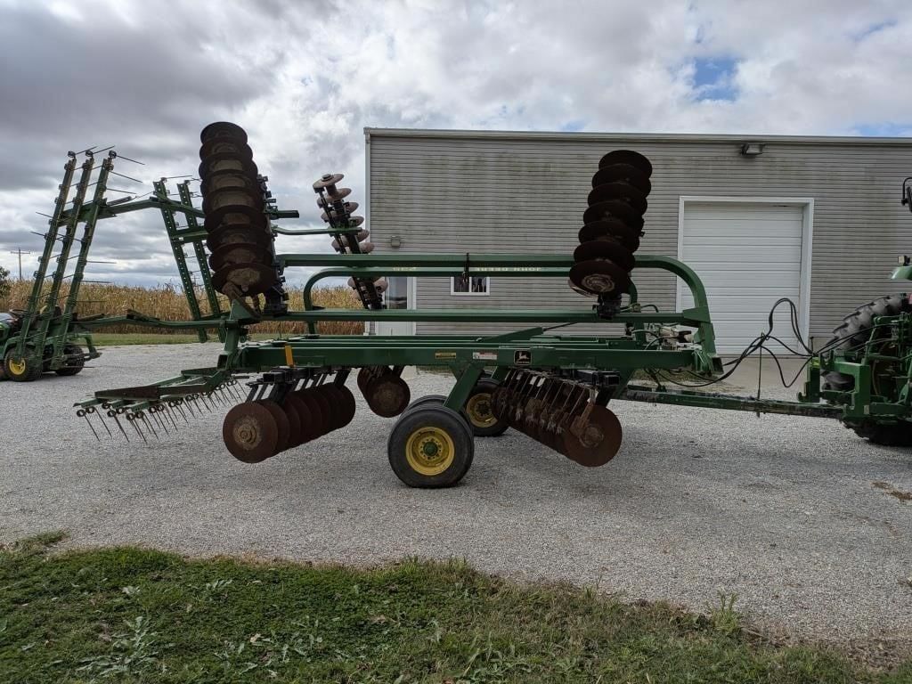 John Deere 235 Equipment Image0