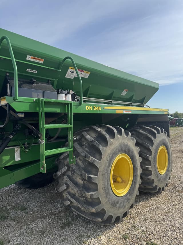 Image of John Deere DN345 equipment image 1