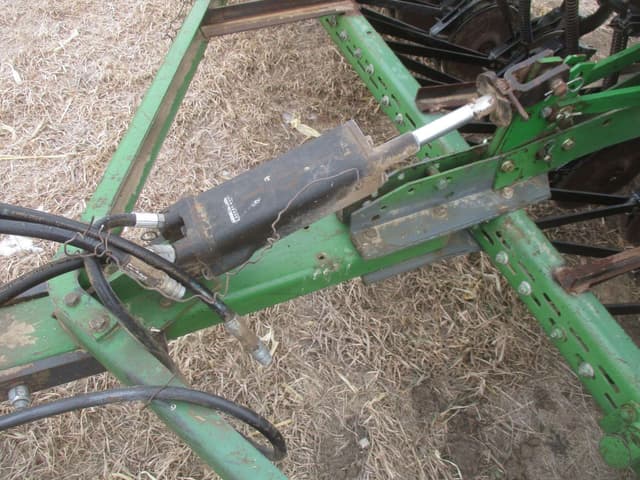 Image of John Deere 8300 equipment image 3