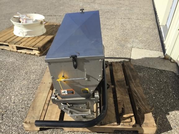 Image of John Deere TerrainCut Drop Spreader equipment image 4