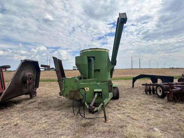 Image of John Deere 700 equipment image 1