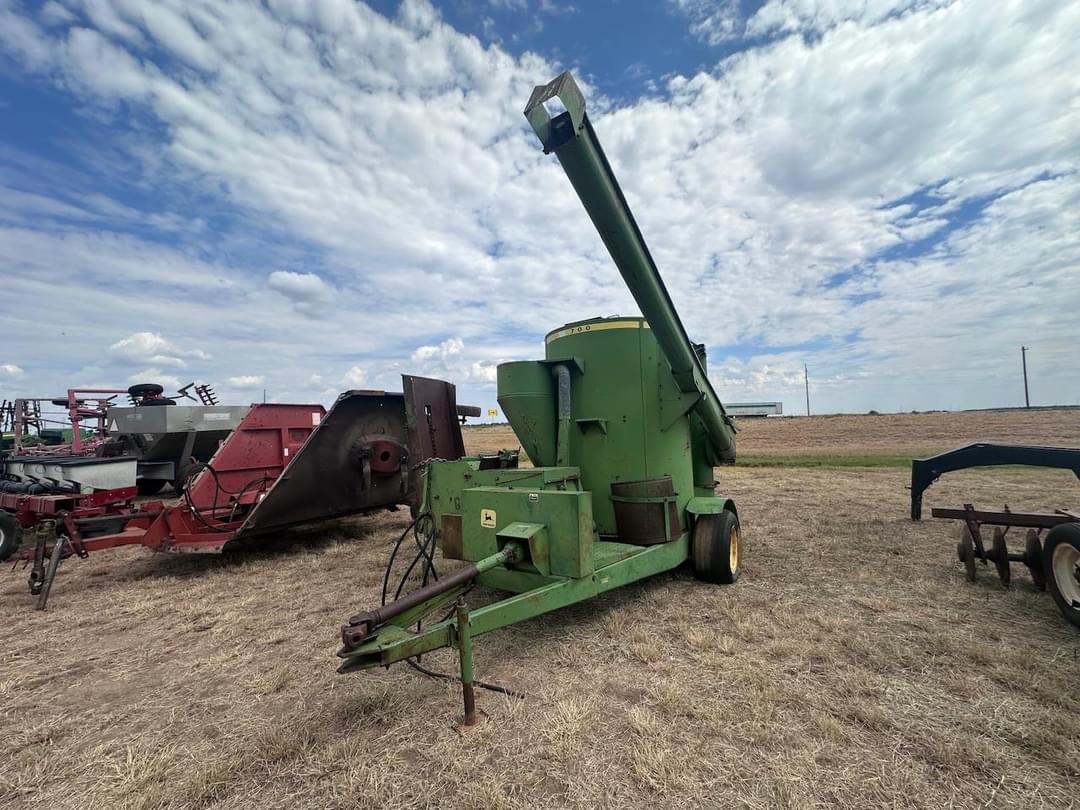 Image of John Deere 700 Primary image