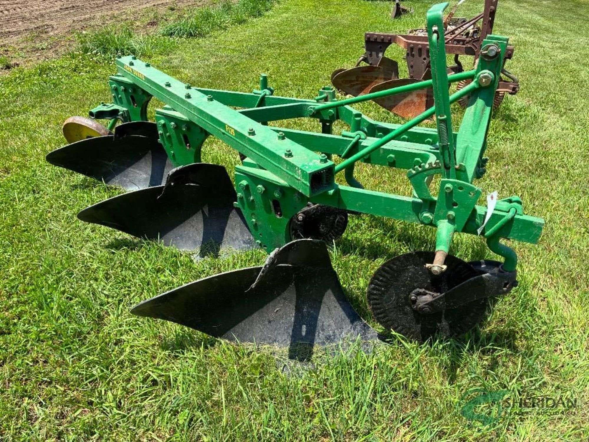John Deere F125 Equipment Image0