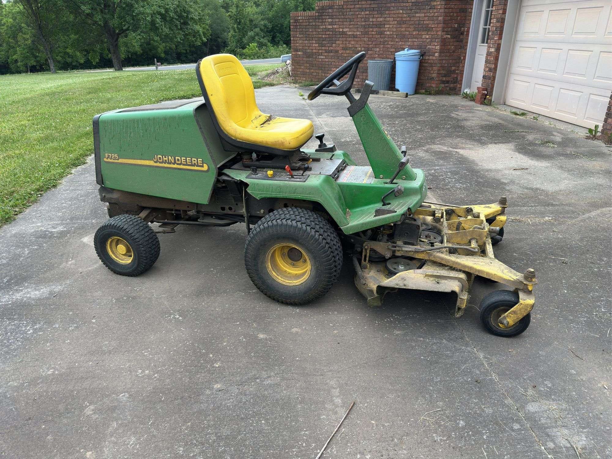 John Deere F725 Equipment Image0