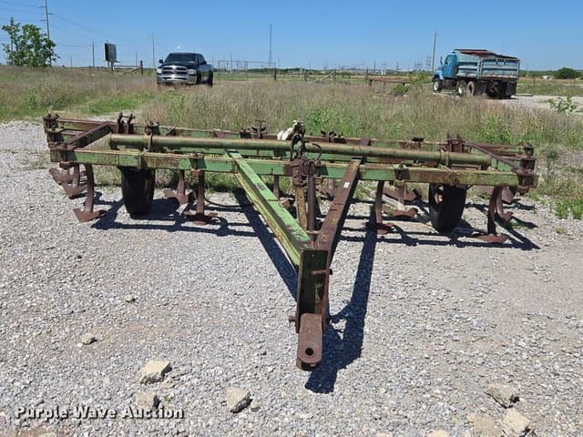 Image of John Deere 100 equipment image 1