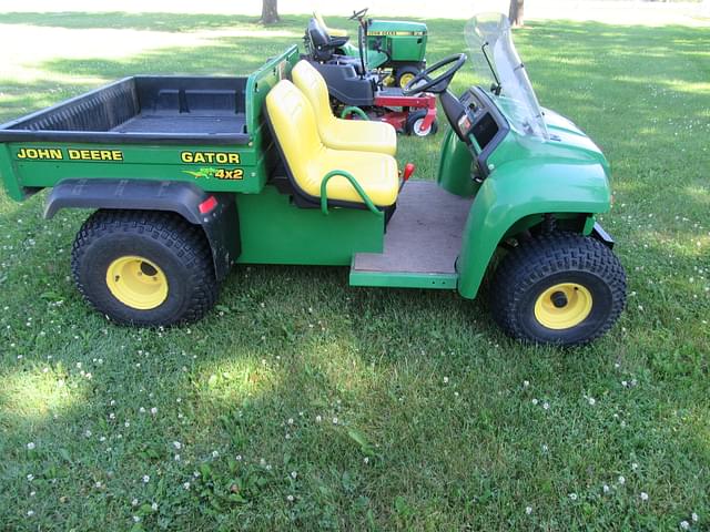 Image of John Deere Gator 4X2 equipment image 2