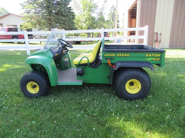 Image of John Deere Gator 4X2 equipment image 4