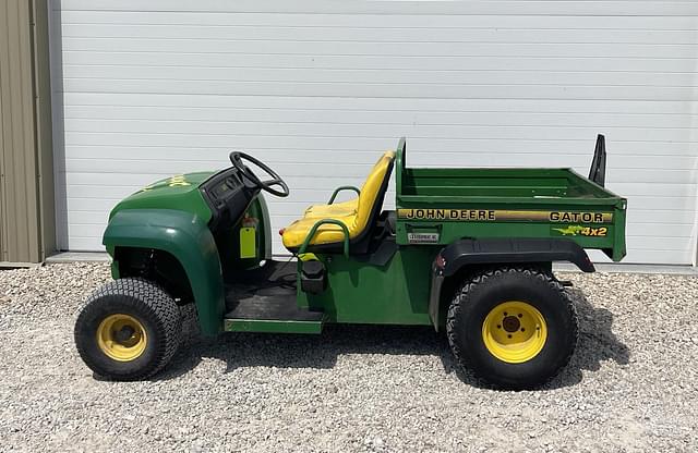 Image of John Deere Gator 4X2 equipment image 4