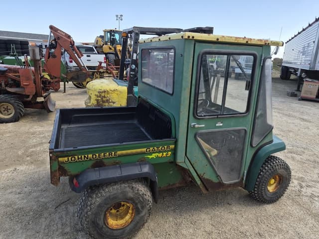 Image of John Deere Gator 4X2 equipment image 3