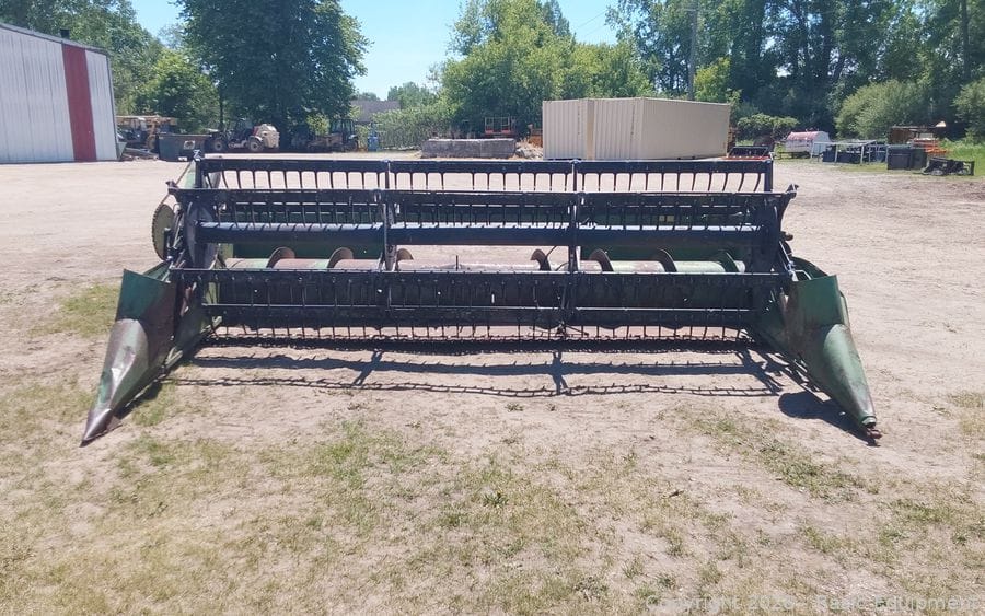 John Deere 220 Equipment Image0