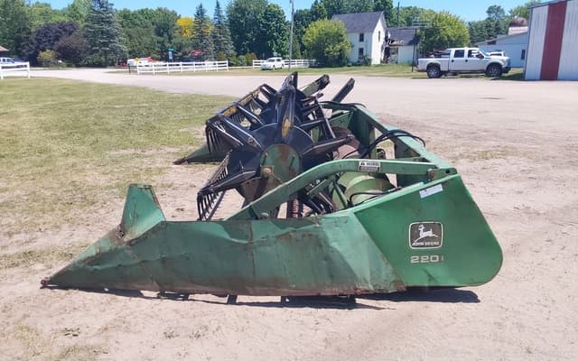 Image of John Deere 220 equipment image 3