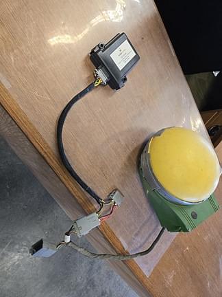 Image of John Deere StarFire iTC equipment image 2