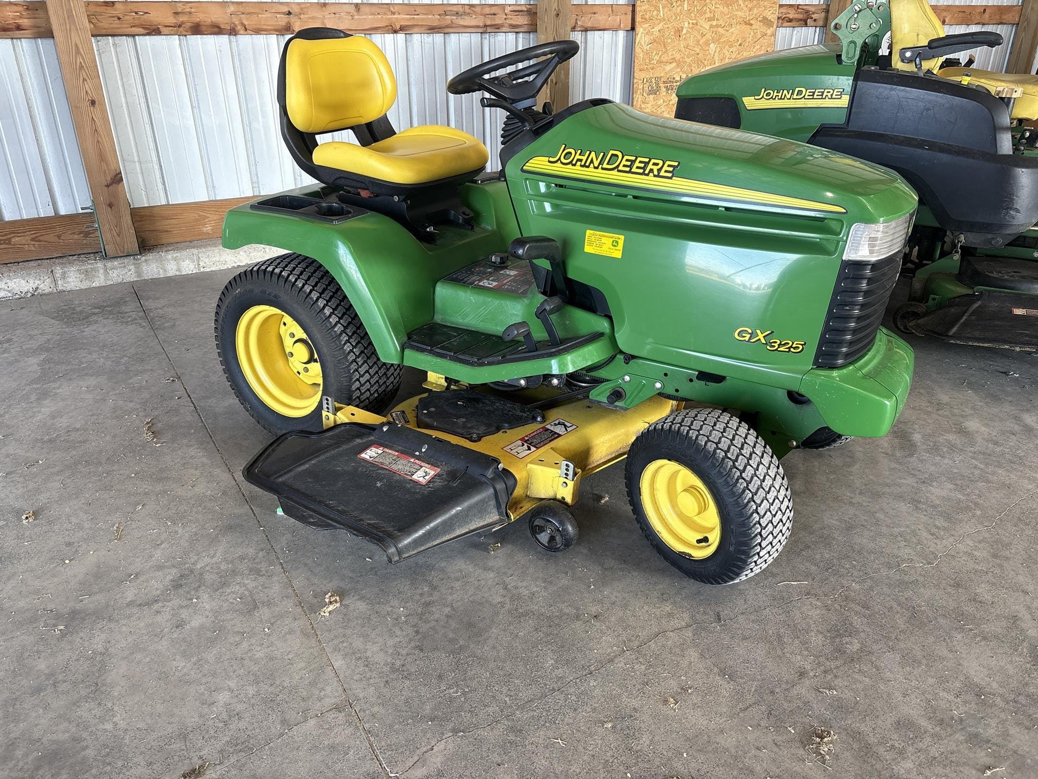 John Deere GX325 Equipment Image0