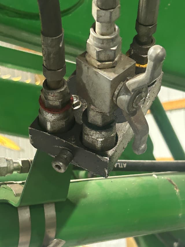 Image of John Deere H340 equipment image 4