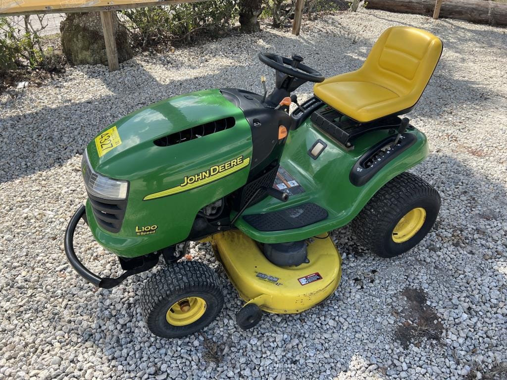 Main image John Deere L100