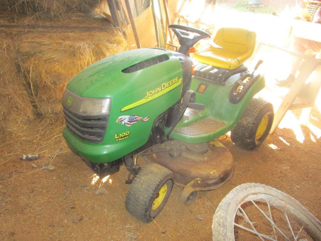 Main image John Deere L100