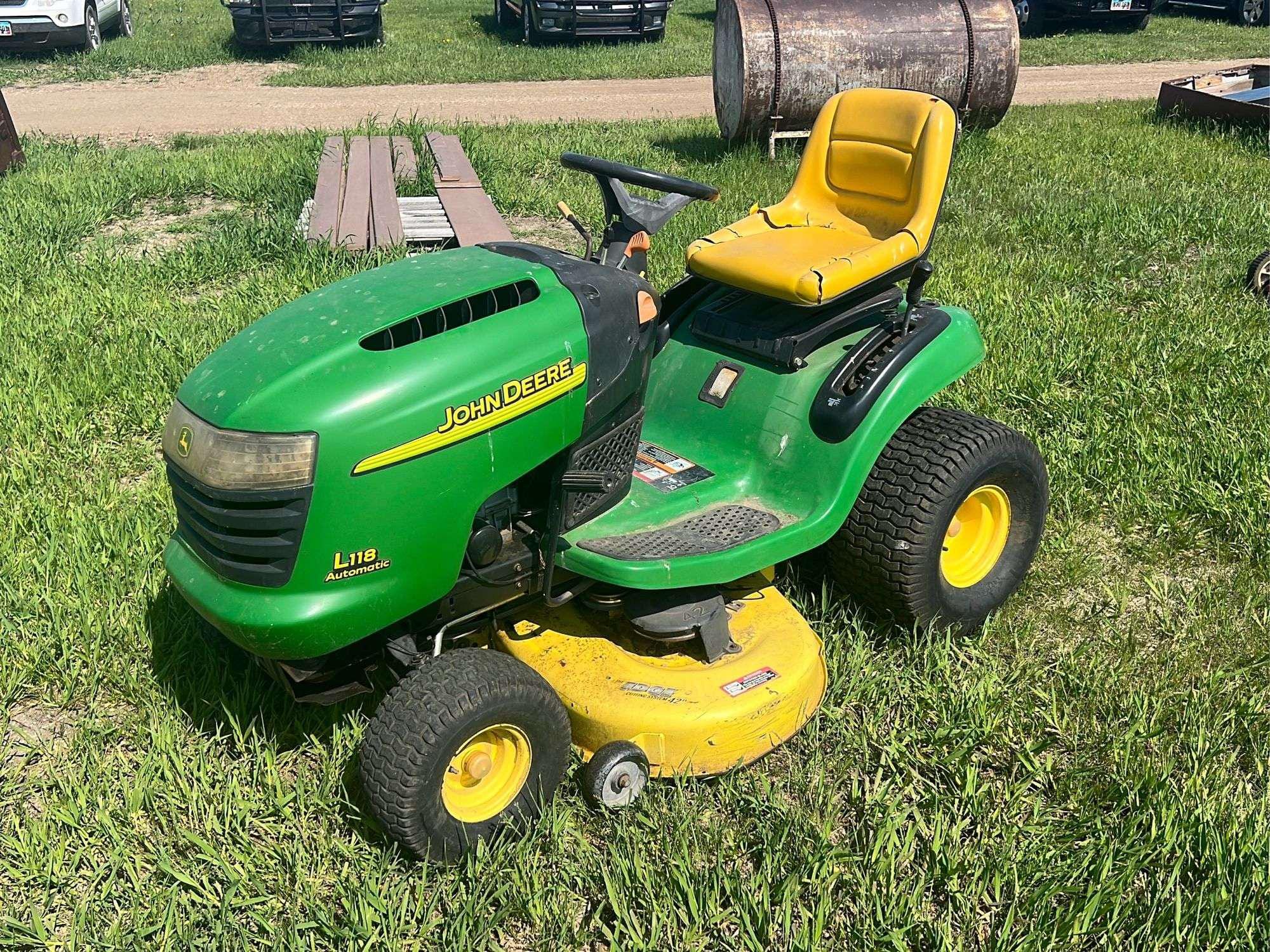Main image John Deere L118