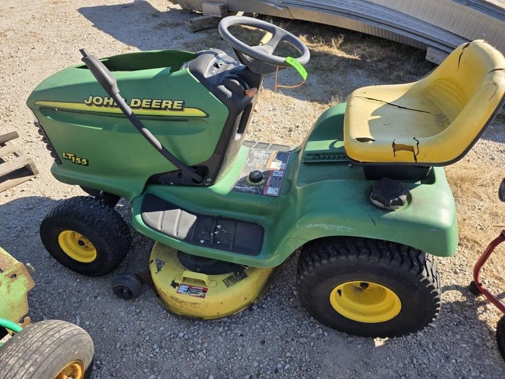 John Deere LT155 Equipment Image0