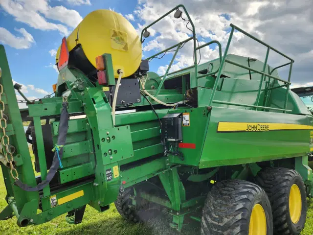 Image of John Deere L330 equipment image 3