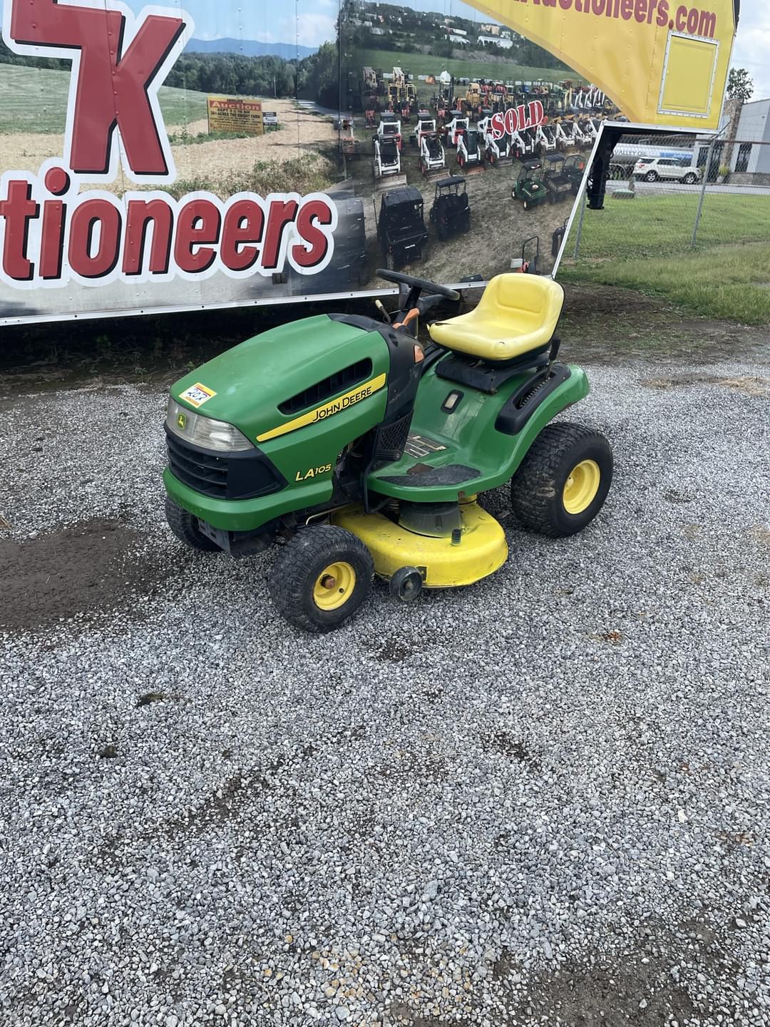 Image of John Deere LA105 Primary image