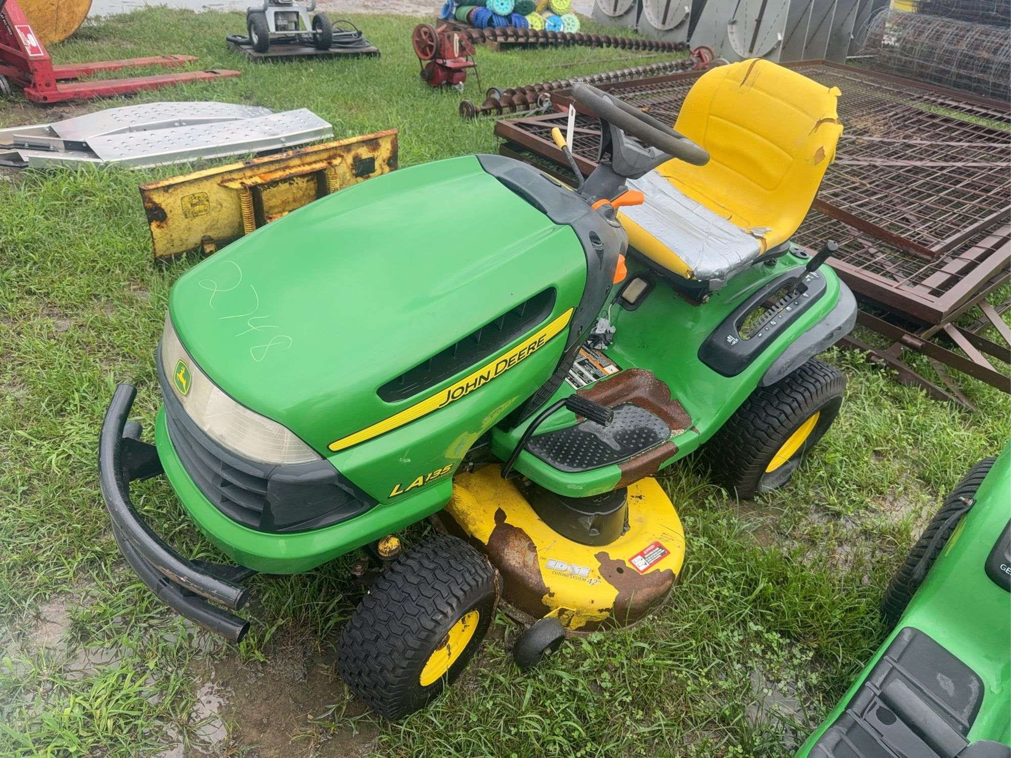 John Deere LA135 Equipment Image0