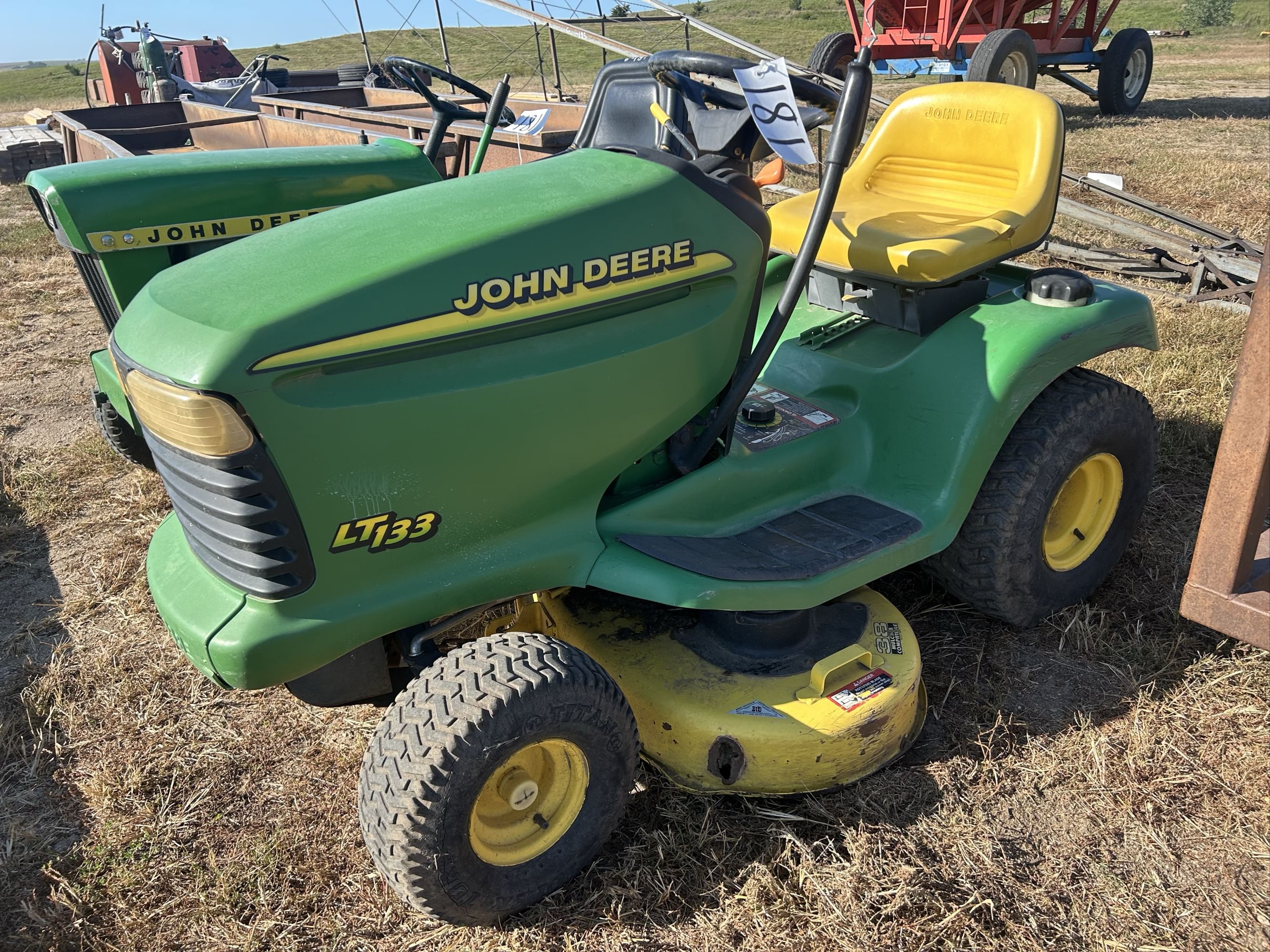 John Deere LT133 Equipment Image0