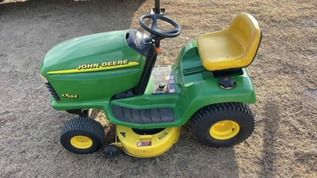 Tractor Zoom John Deere LT155