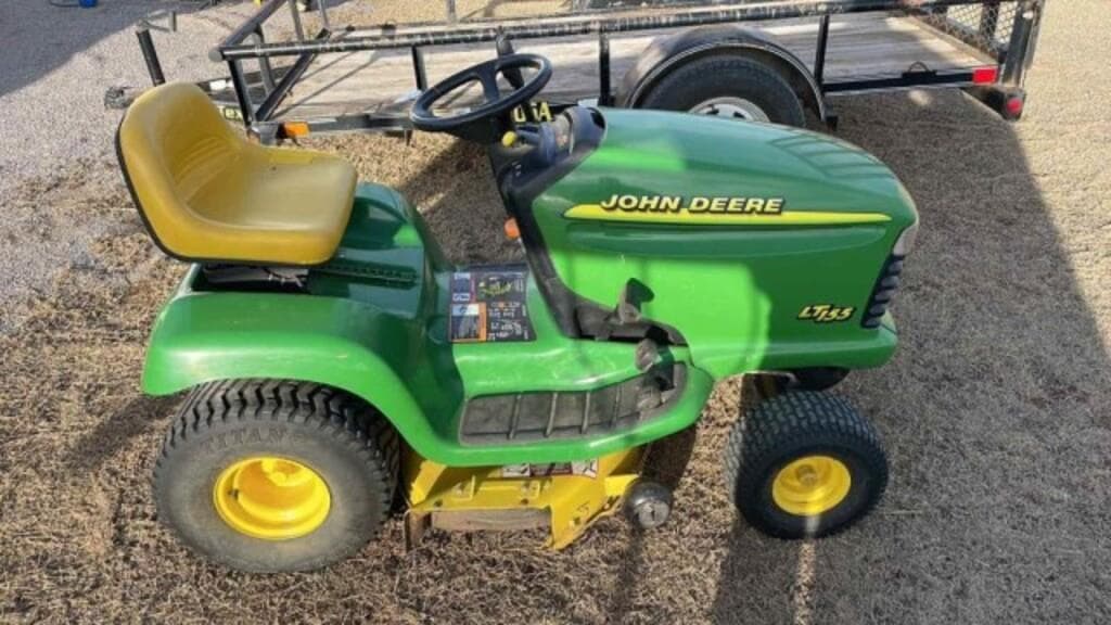 Tractor Zoom John Deere LT155