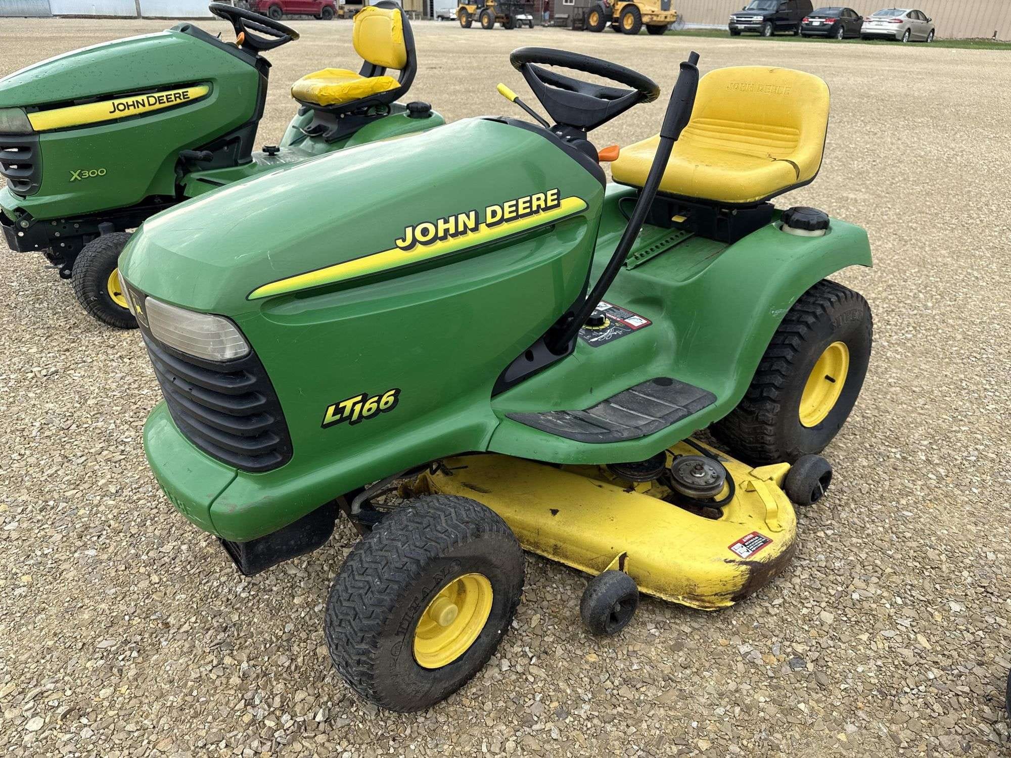 John Deere LT166 Equipment Image0