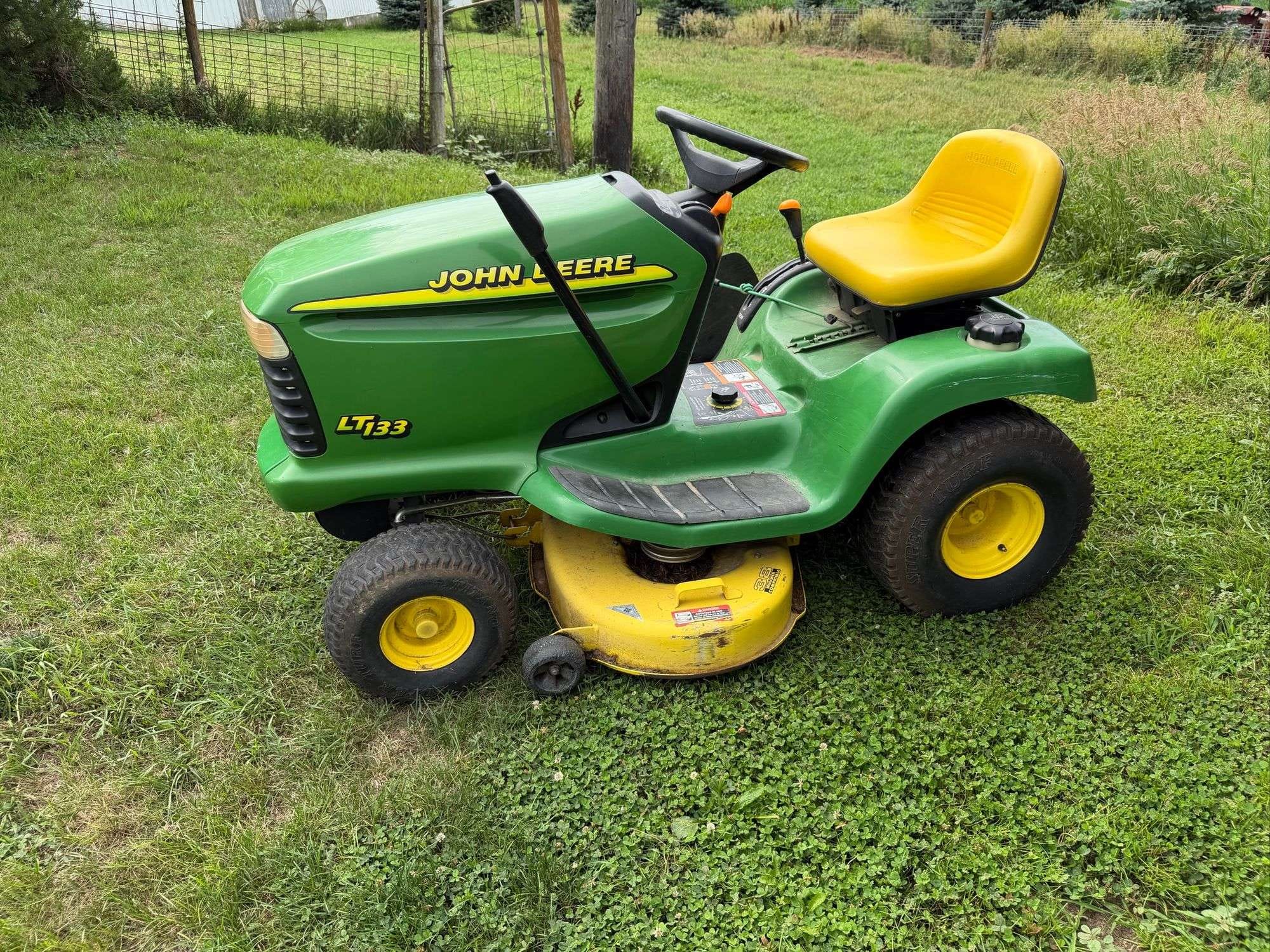 John Deere LT133 Equipment Image0